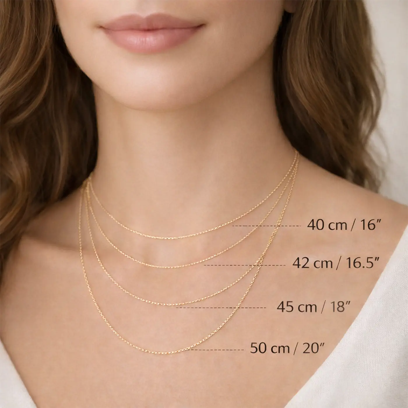 Model wearing layered gold necklaces showing chain lengths of 40 cm, 42 cm, 45 cm, and 50 cm for necklace size comparison and fit guide.