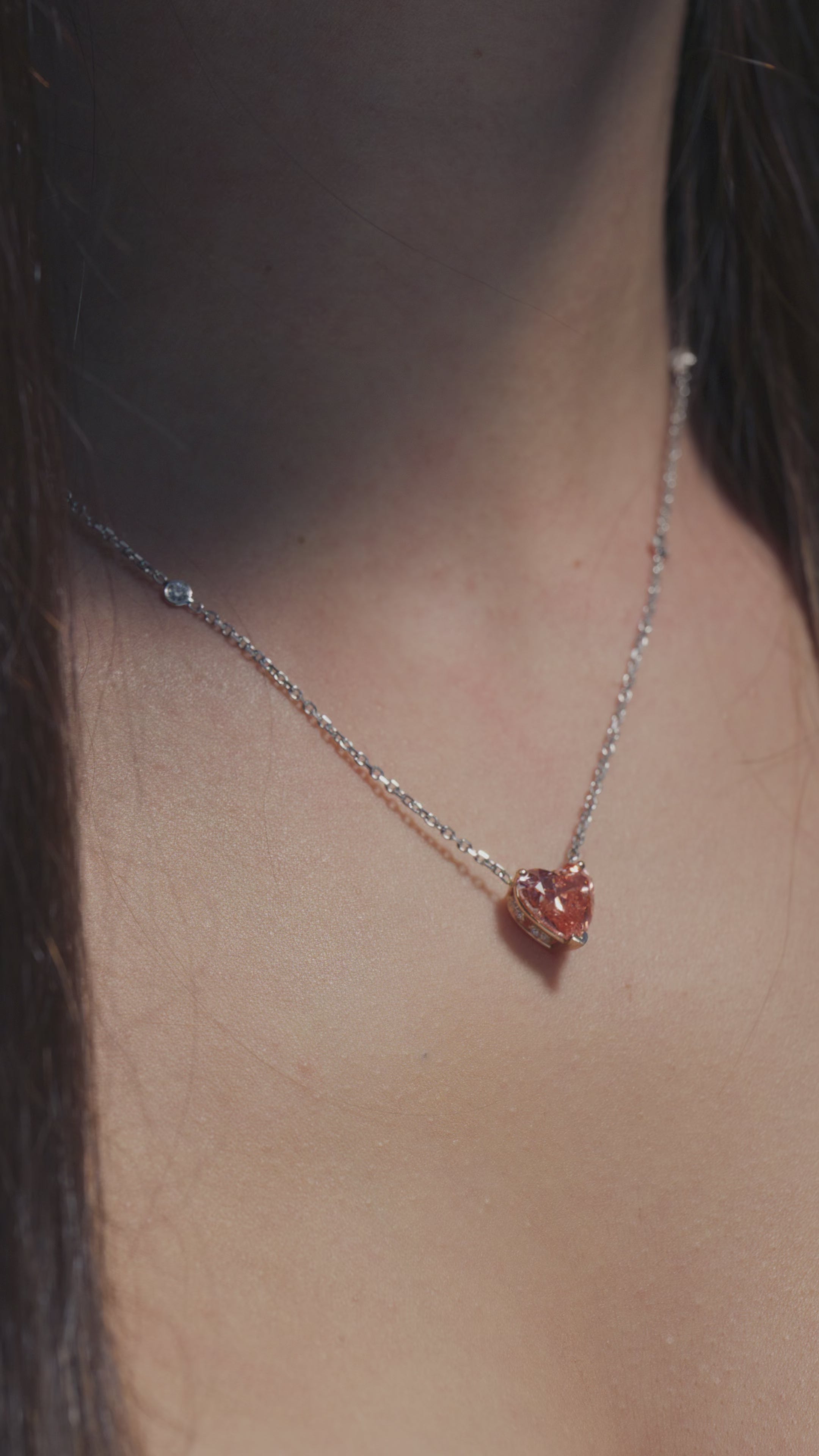 A video featuring a 3.5ct Heart Fancy Vivid Pink Lab Diamond Solitaire Pendant With Sautoir worn on the neck of the model 