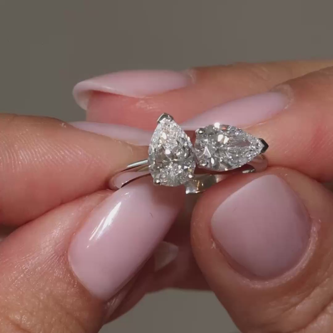 A video clip of vertical and horizontal pear-shaped lab diamonds Toi et Moi Ring in 18k white gold