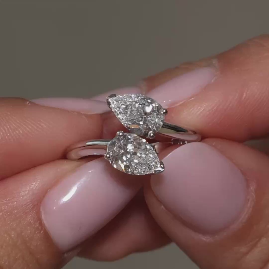 A video presentation of Pear-shaped Lab diamonds Toi et Moi Ring in 18k white gold