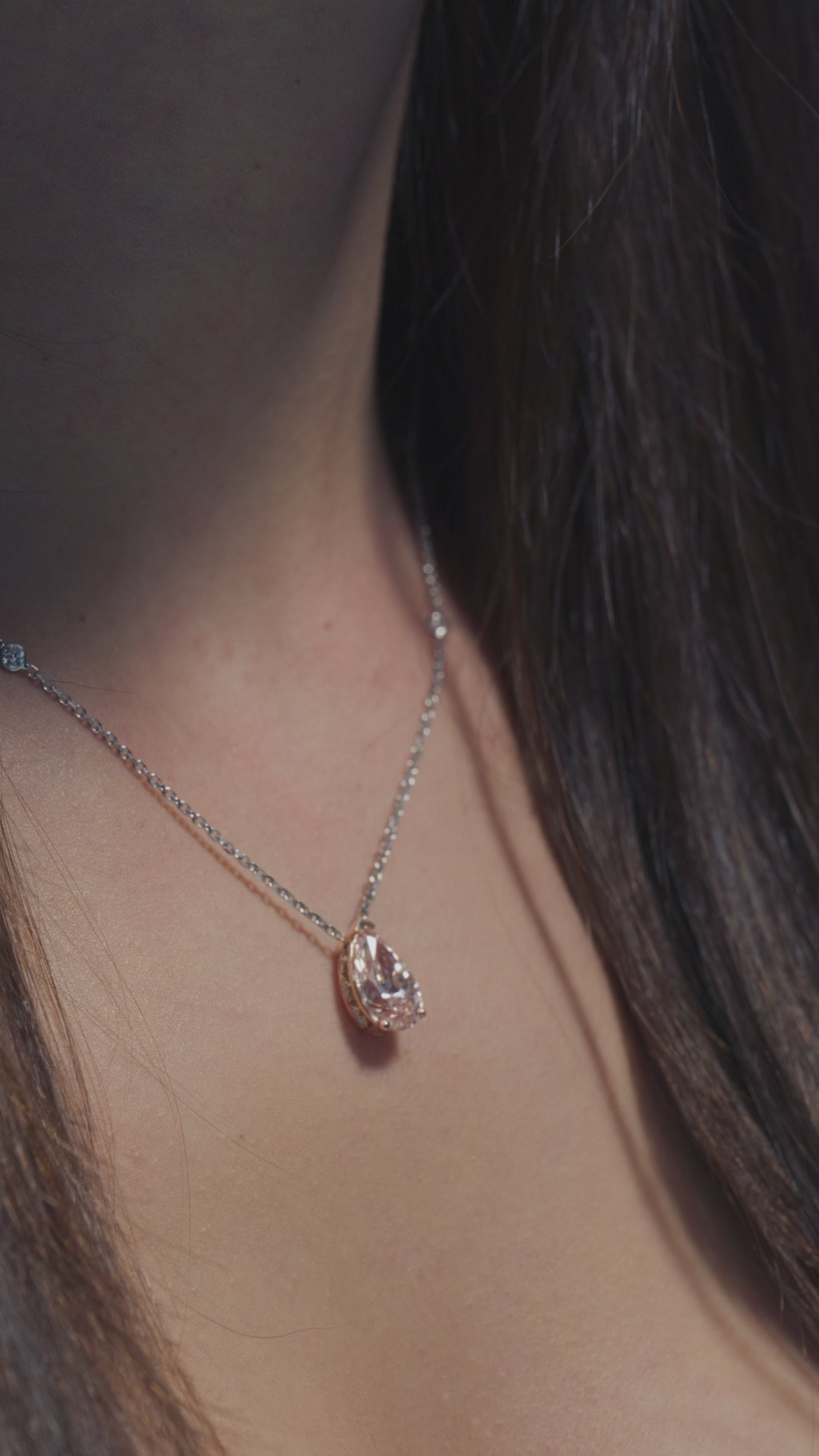 A video featuring a 4.01ct Pear Fancy Vivid Pink Lab Diamond Solitaire Pendant With Sautoir, worn on the neck of the model of BAL Diamonds